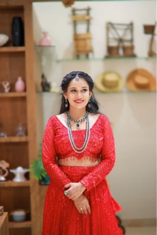 Beautiful bride wearing elegant reception bridal makeup with flawless skin, glamorous eye makeup, and a radiant wedding look.